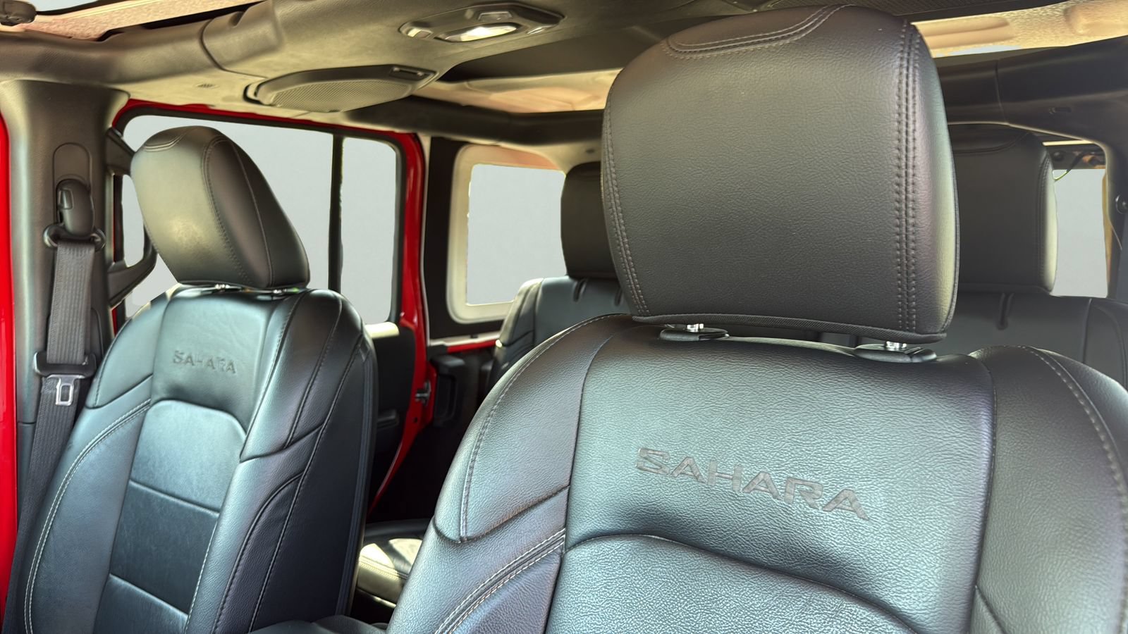 Used 2018 Jeep Wrangler Unlimited Sahara AWD/4WD image 9