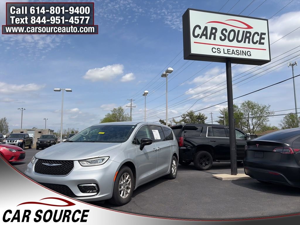 Used 2024 Chrysler Pacifica Touring-L FWD image 1