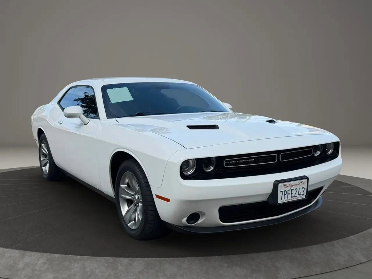 Used 2015 Dodge Challenger SXT RWD image 4