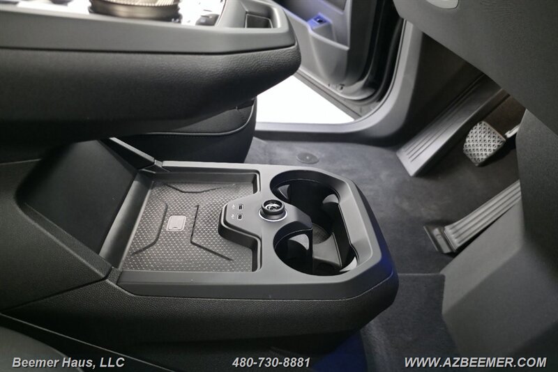 Used 2024 BMW iX xDrive50 w/ Premium Package AWD/4WD image 39