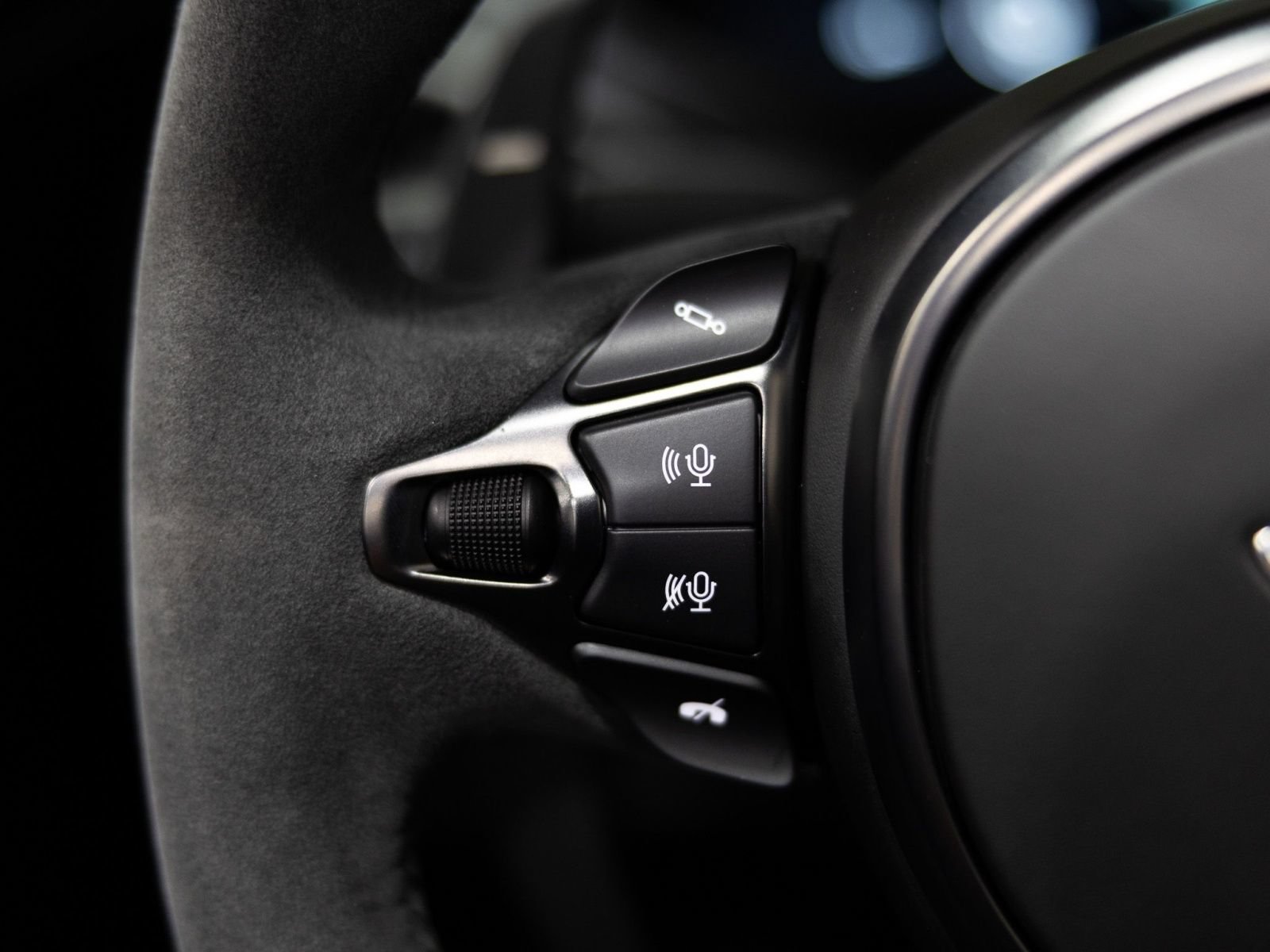 Used 2023 Aston Martin V8 Vantage Roadster RWD image 48