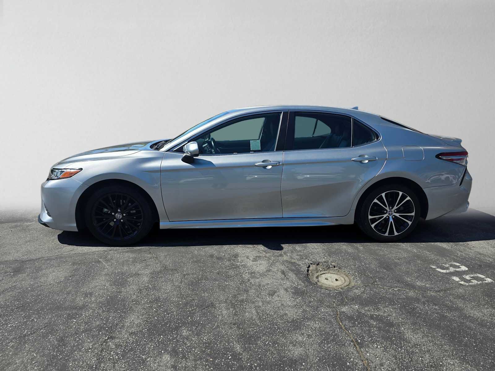 Used 2019 Toyota Camry SE FWD image 6