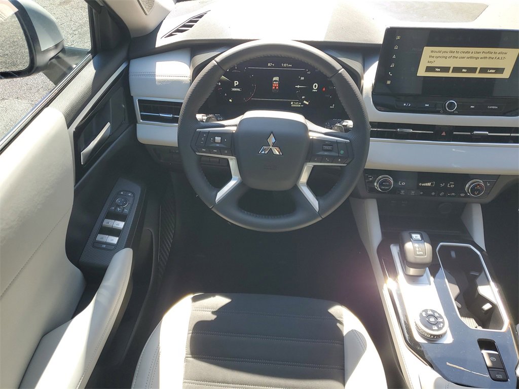 New 2025 Mitsubishi Outlander SE image 10