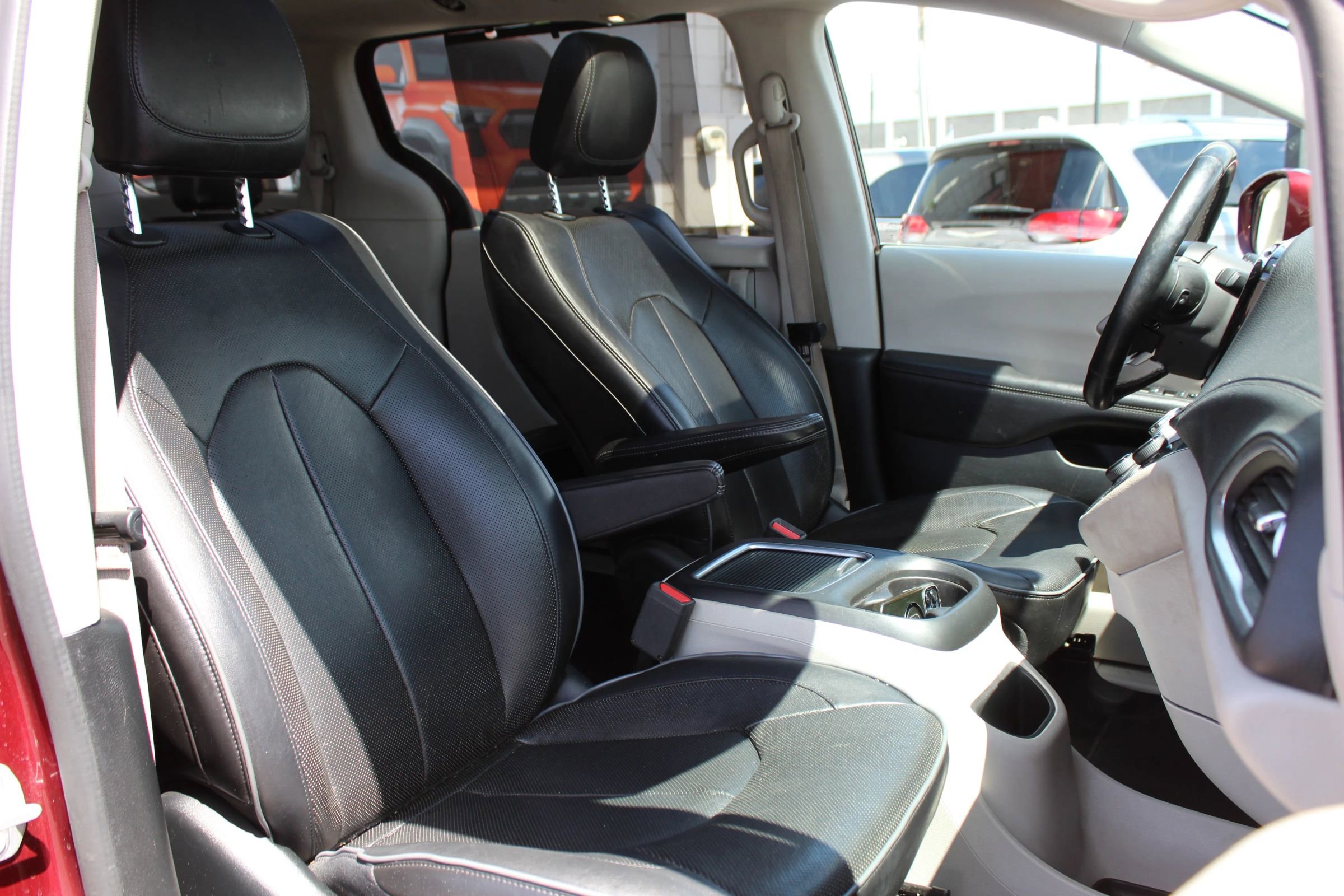 Used 2018 Chrysler Pacifica Limited FWD image 31