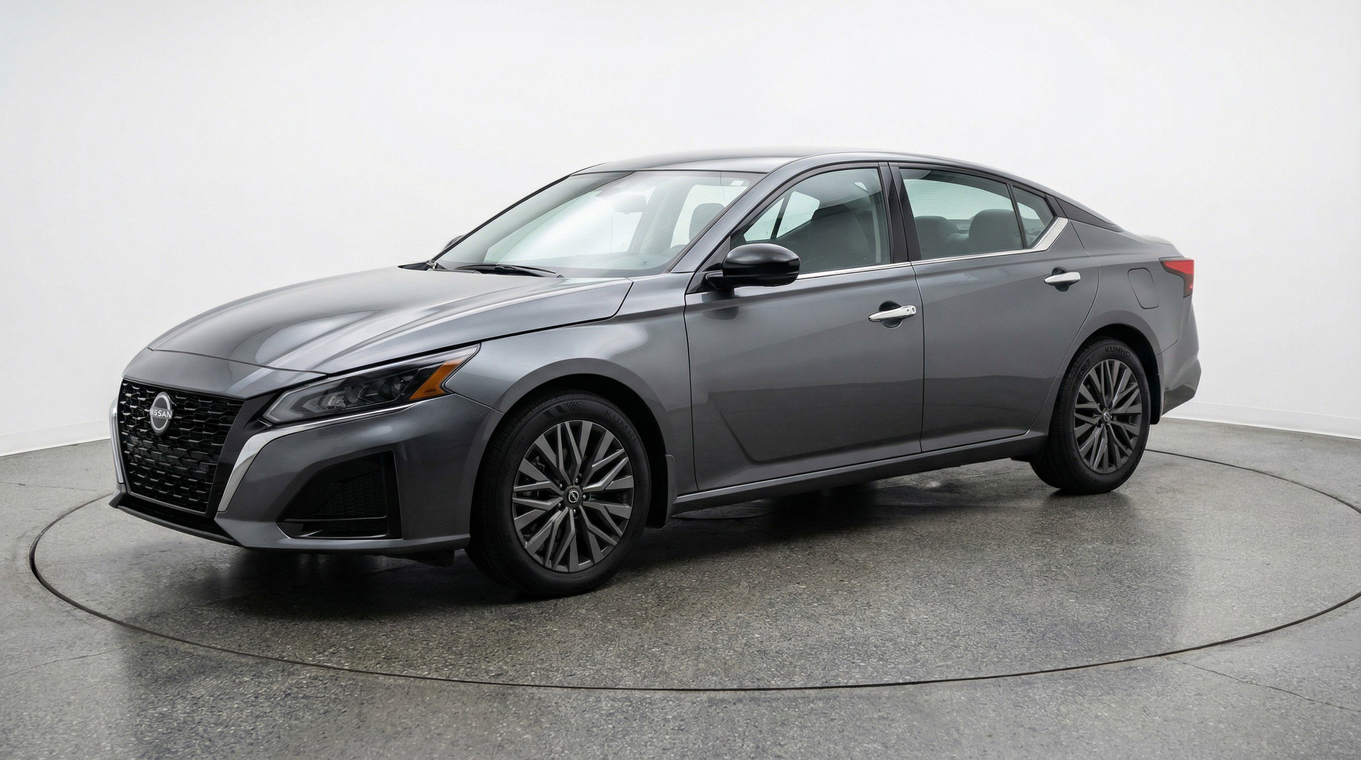 Used 2025 Nissan Altima 2.5 SV image 3
