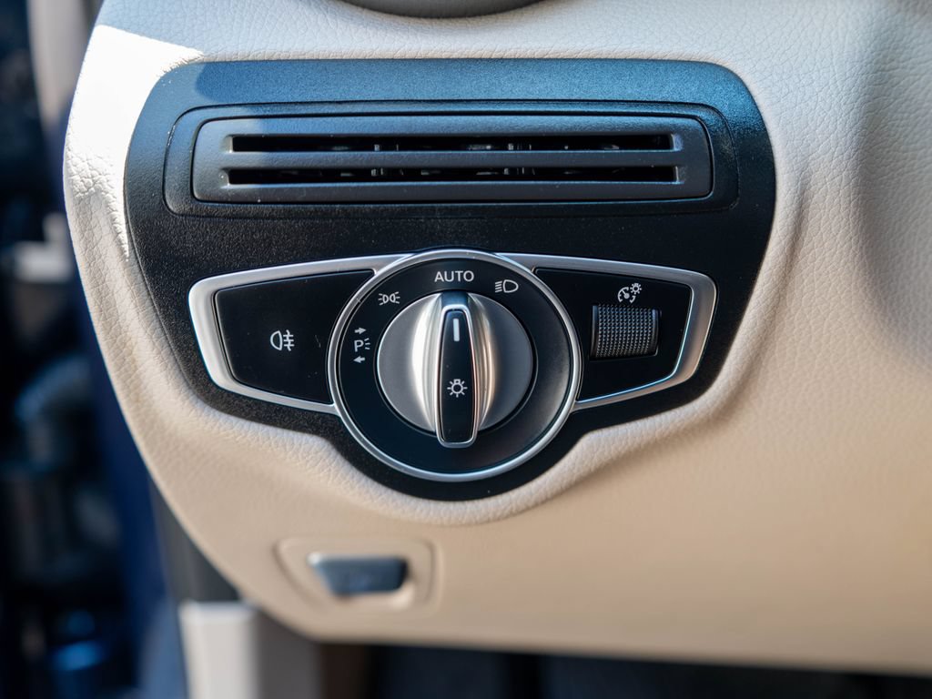 Used 2019 Mercedes-Benz GLC 300 4MATIC image 19