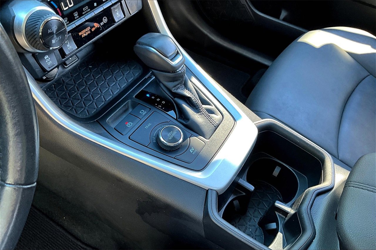 Used 2022 Toyota RAV4 XLE Premium image 15
