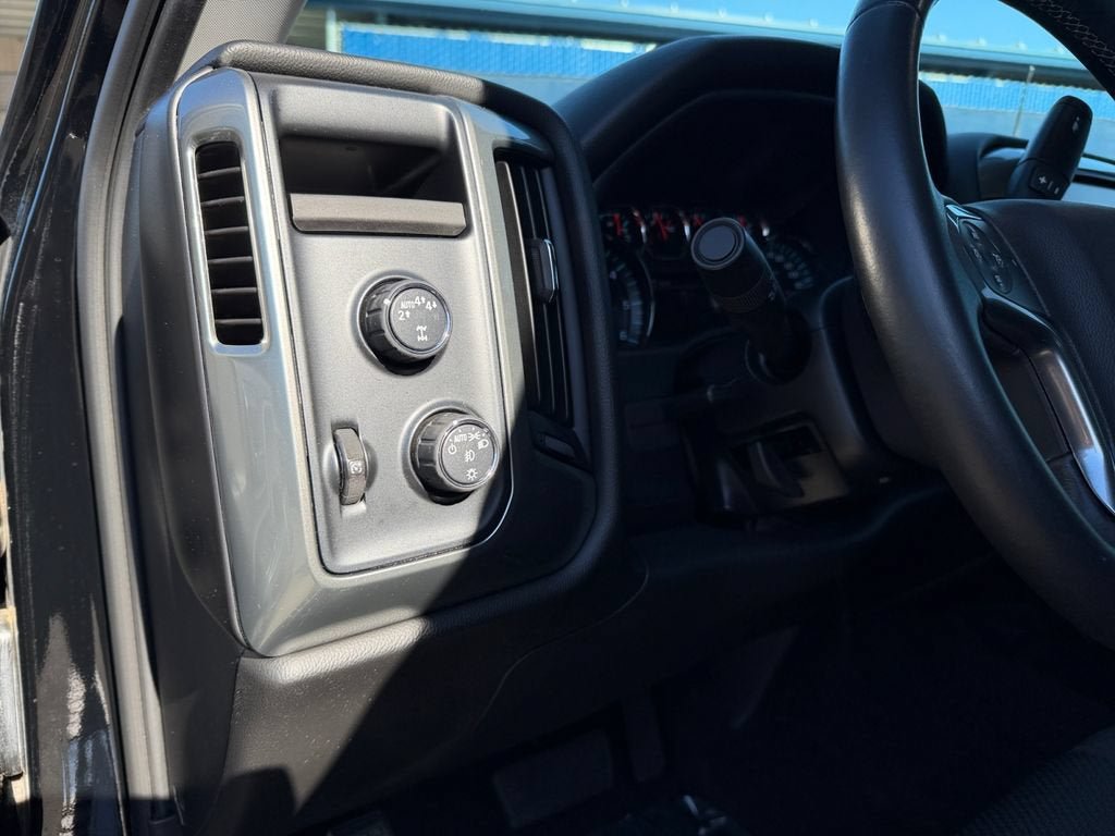 Used 2018 Chevrolet Silverado 1500 LT w/ LT Eassist Package AWD/4WD image 19