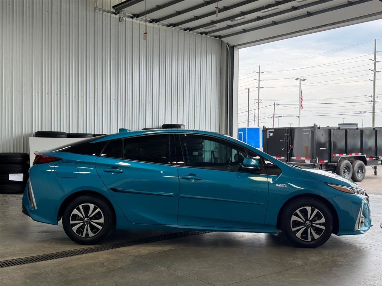 Used 2018 Toyota Prius Prime Advanced FWD image 2