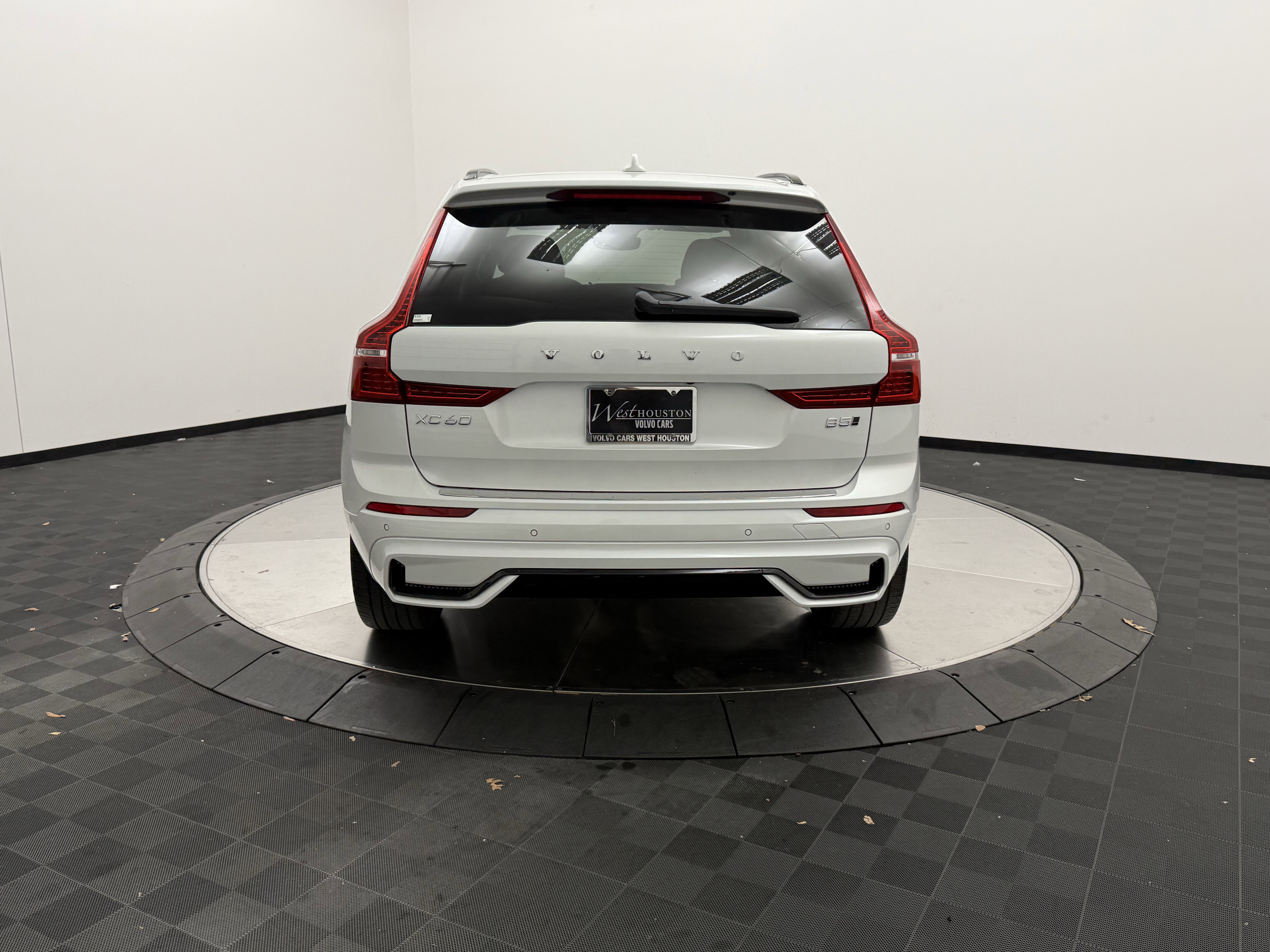 Certified 2024 Volvo XC60 B5 Ultimate w/ Protection Package Premier image 6