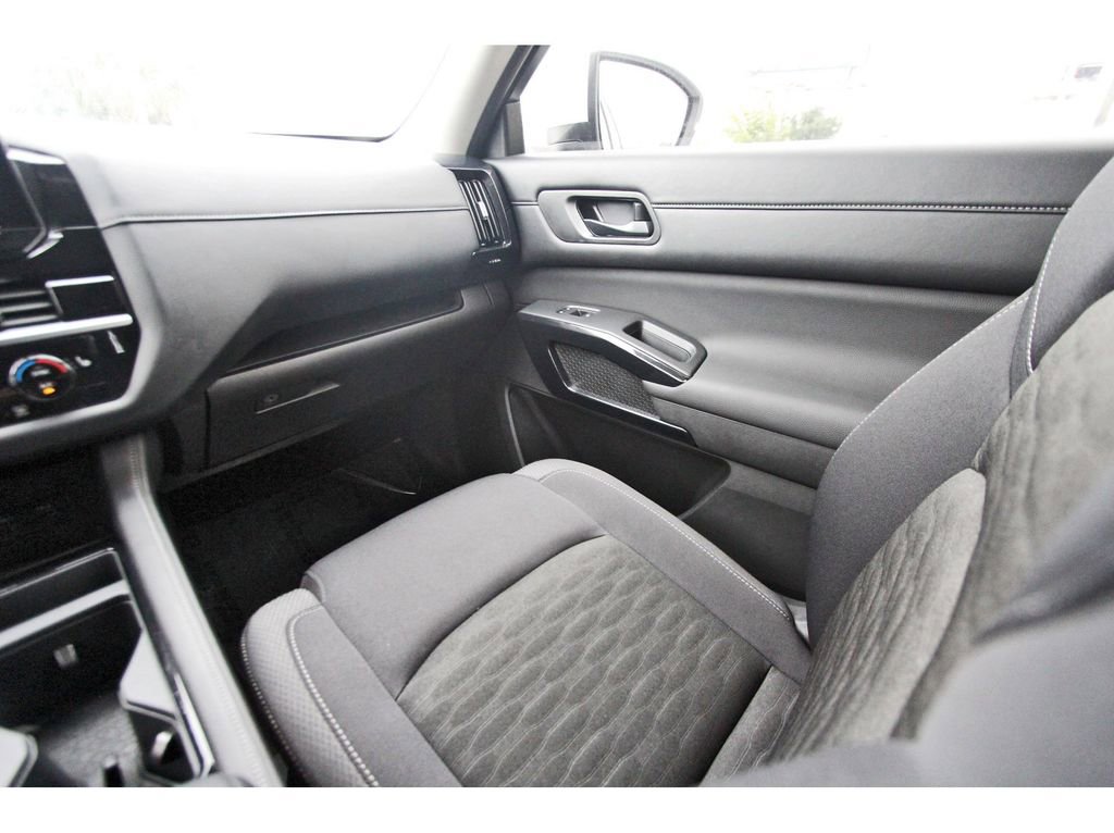 Used 2025 Nissan Pathfinder SV image 8