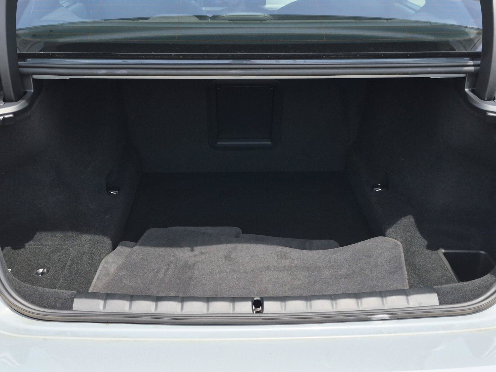 Certified 2025 BMW 740i w/ Premium Package RWD image 8