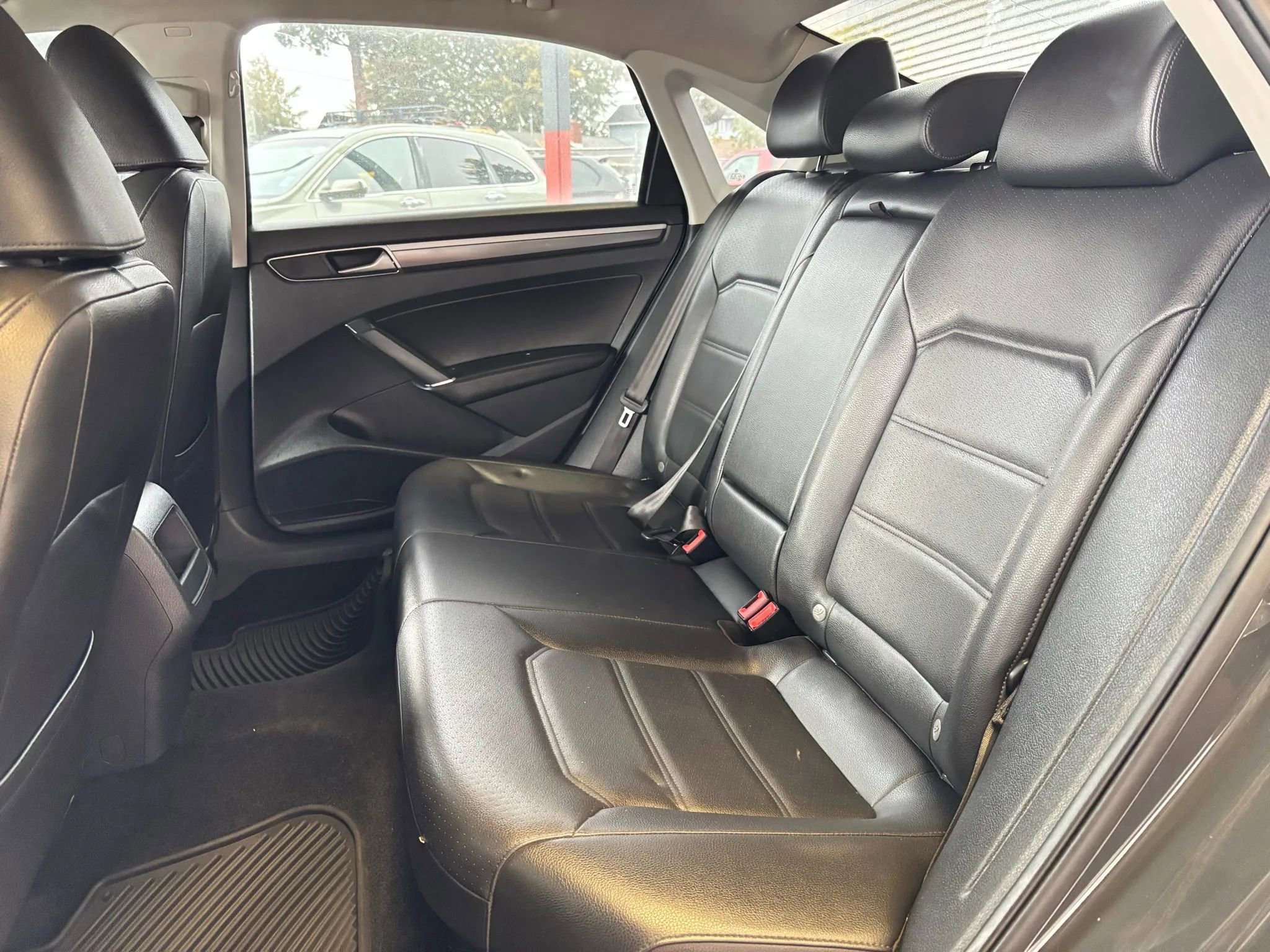 Used 2018 Volkswagen Passat 2.0T R-Line w/ R-Line Lighting Package image 18