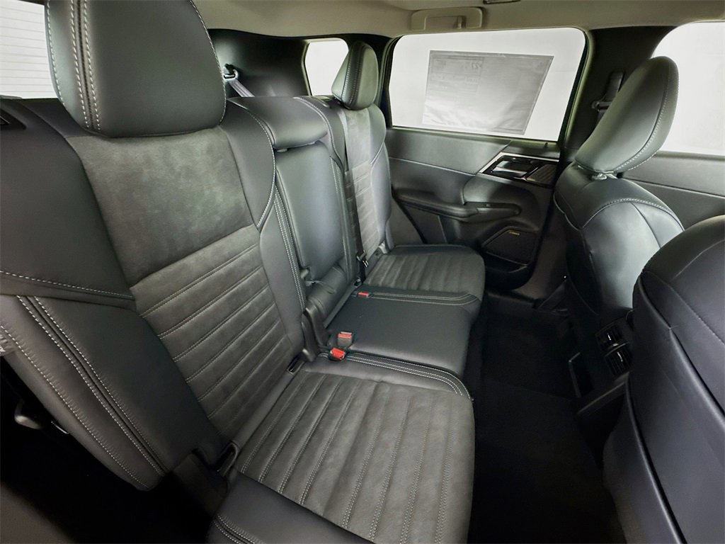 New 2025 Mitsubishi Outlander SE image 29