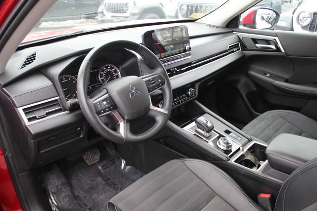 Used 2024 Mitsubishi Outlander SE image 3
