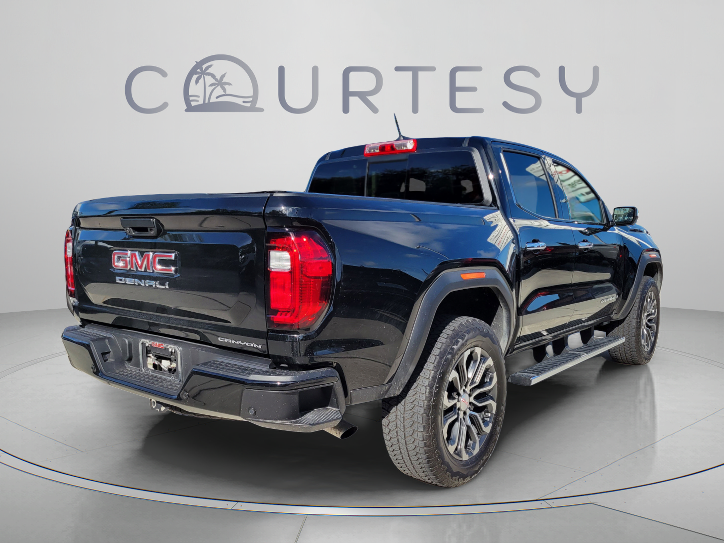 Used 2024 GMC Canyon Denali AWD/4WD image 3