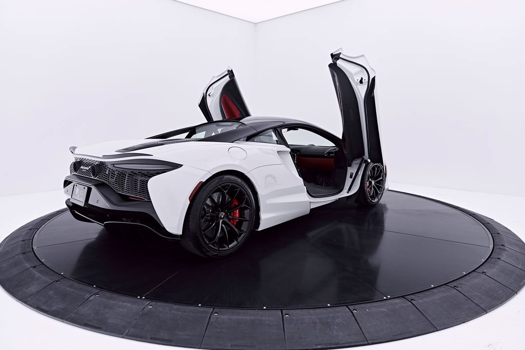 Used 2024 McLaren Artura RWD image 24
