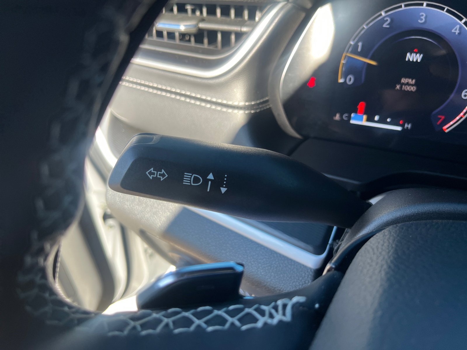 Used 2025 Jeep Grand Cherokee Altitude image 12