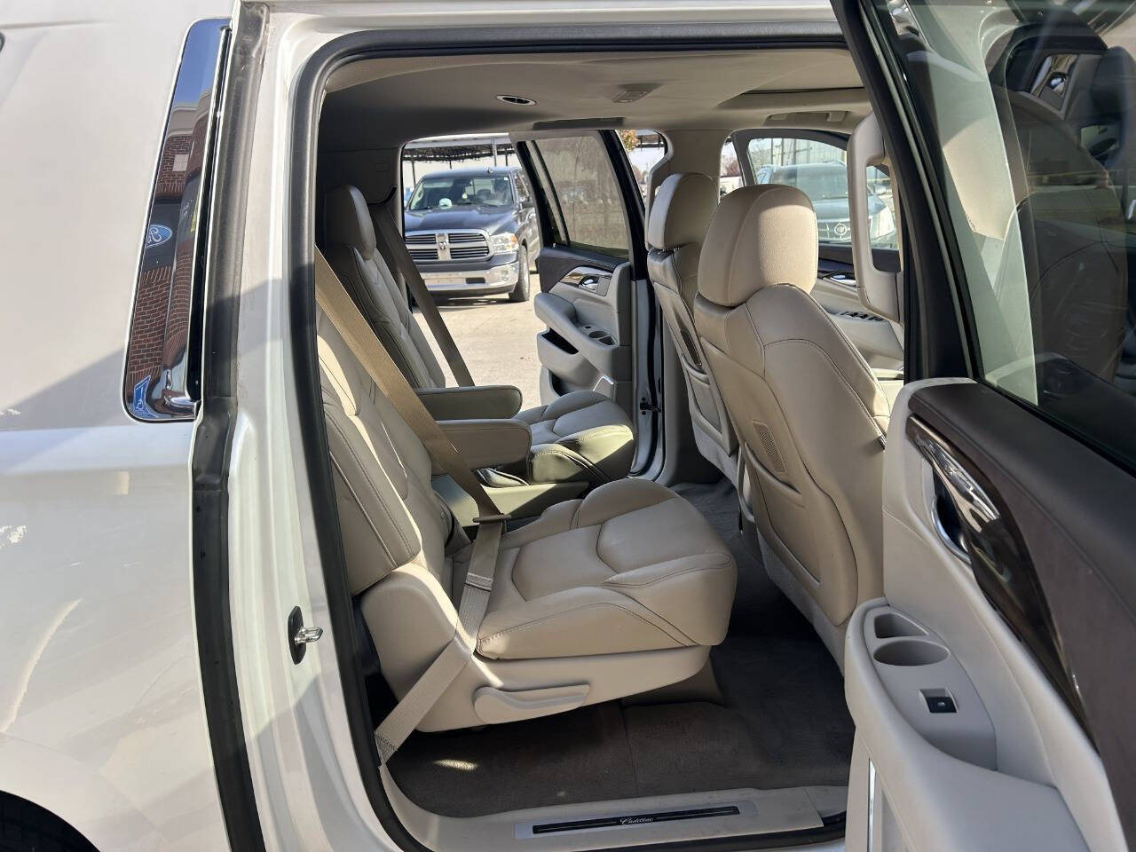 Used 2016 Cadillac Escalade ESV Luxury image 29