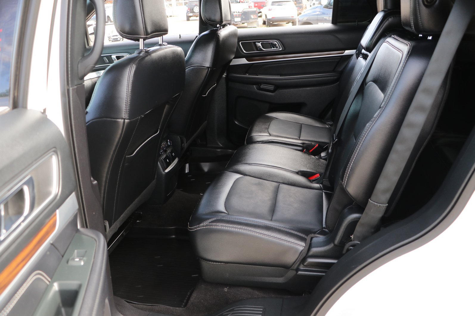 Used 2018 Ford Explorer Limited w/ Equipment Group 301A AWD/4WD image 30