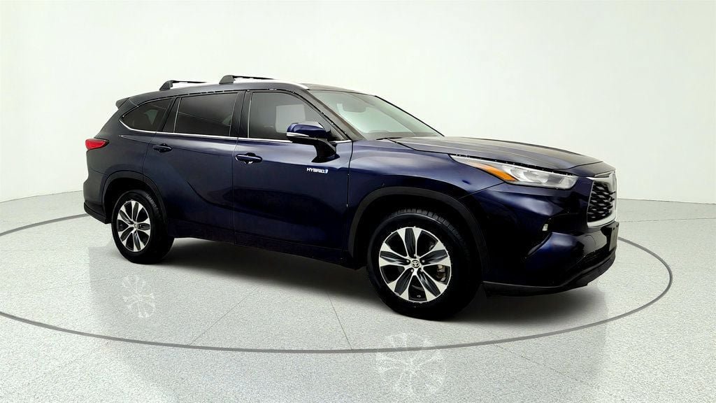 Used 2020 Toyota Highlander XLE FWD image 3