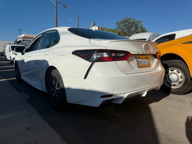 Used 2024 Toyota Camry SE image 4