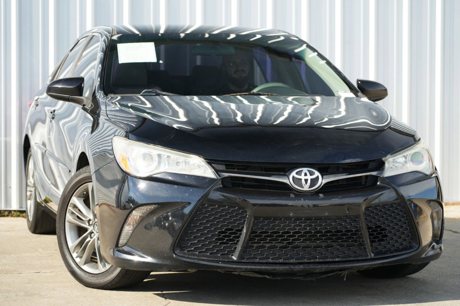 Used 2016 Toyota Camry SE image 2