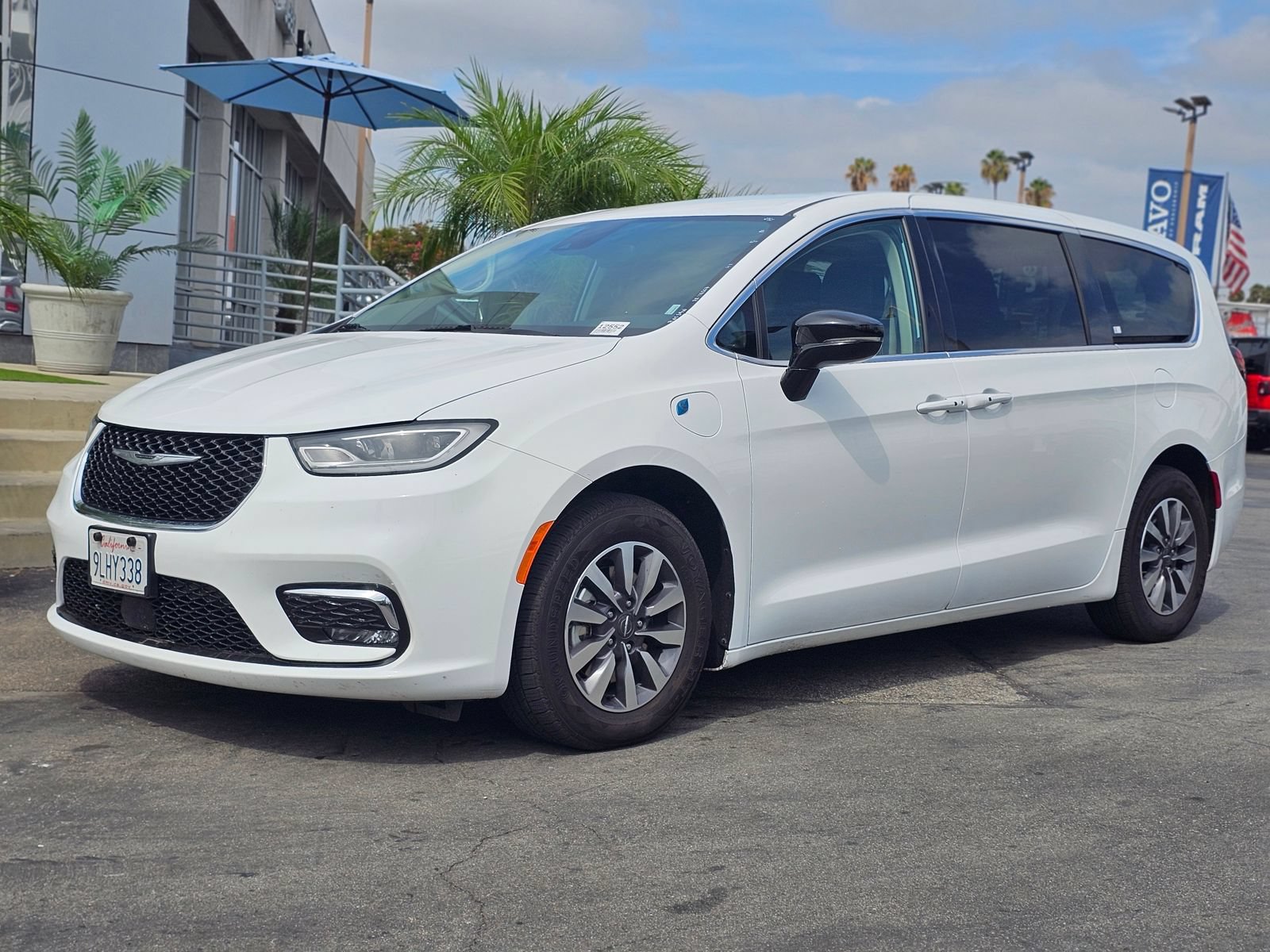 Used 2024 Chrysler Pacifica Limited FWD image 4