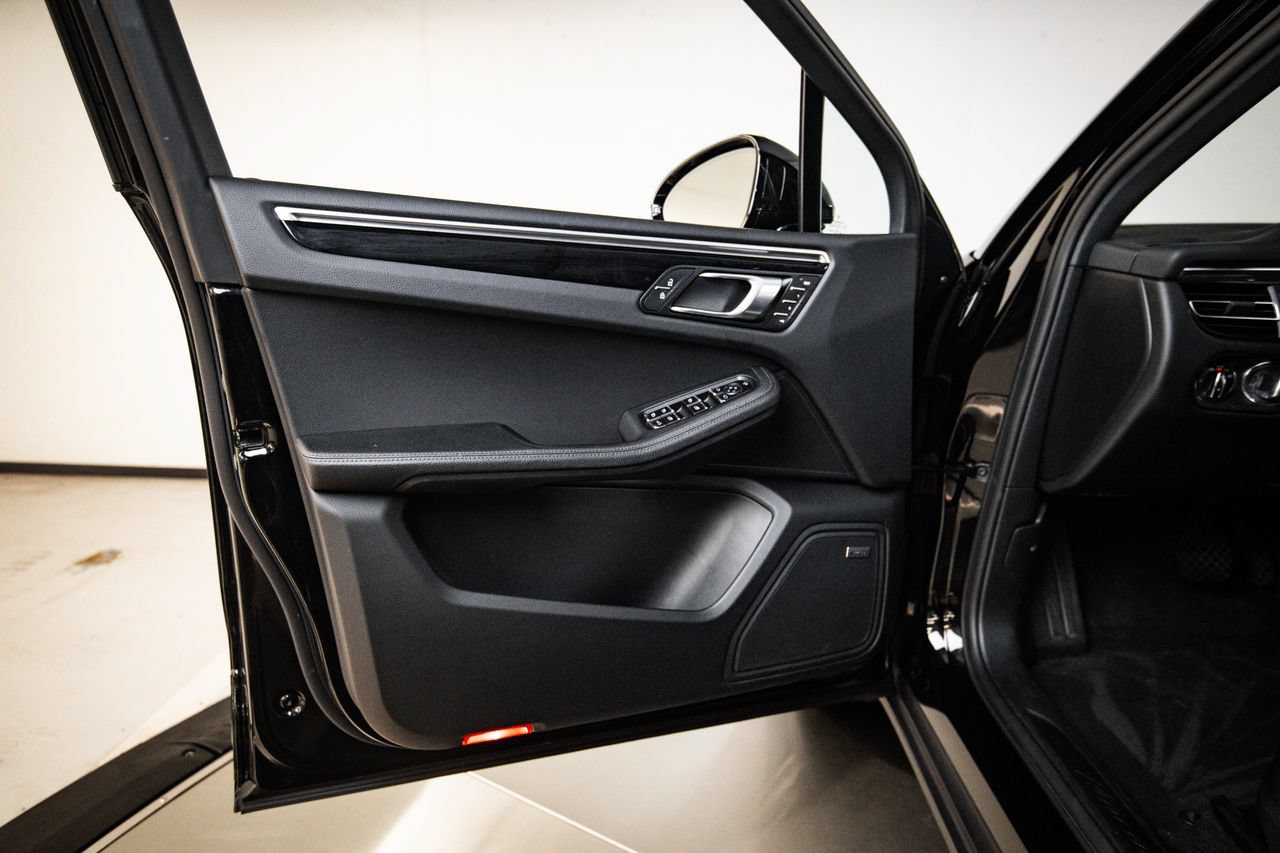 Certified 2024 Porsche Macan AWD/4WD image 22