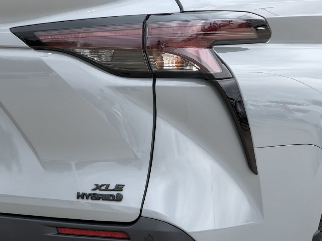 Used 2024 Toyota Sienna XLE Woodland Edition AWD/4WD image 11
