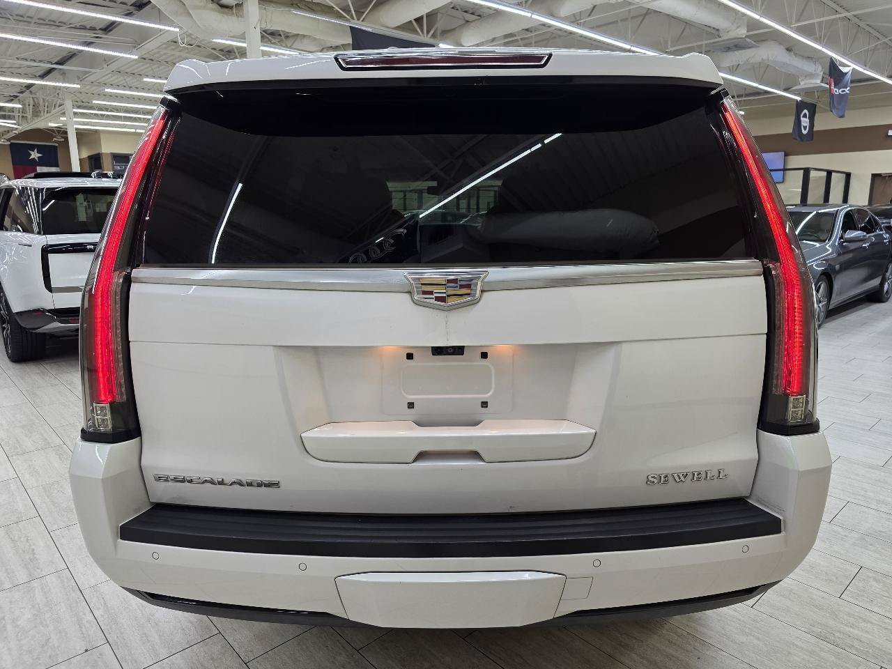 Used 2017 Cadillac Escalade Premium Luxury AWD/4WD image 7