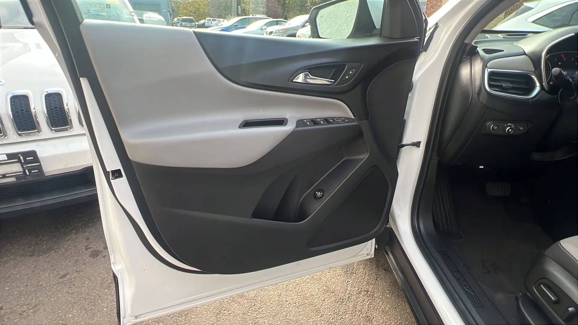 Used 2020 Chevrolet Equinox LT w/ Driver Convenience Package image 19