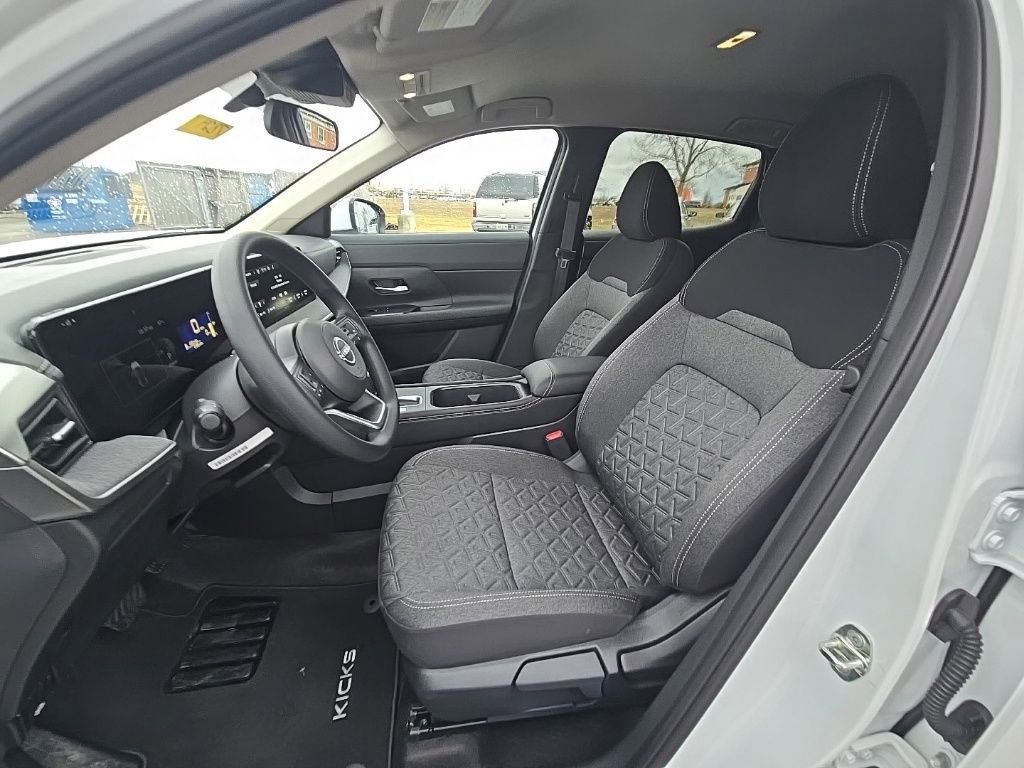 Used 2025 Nissan Kicks SV image 14