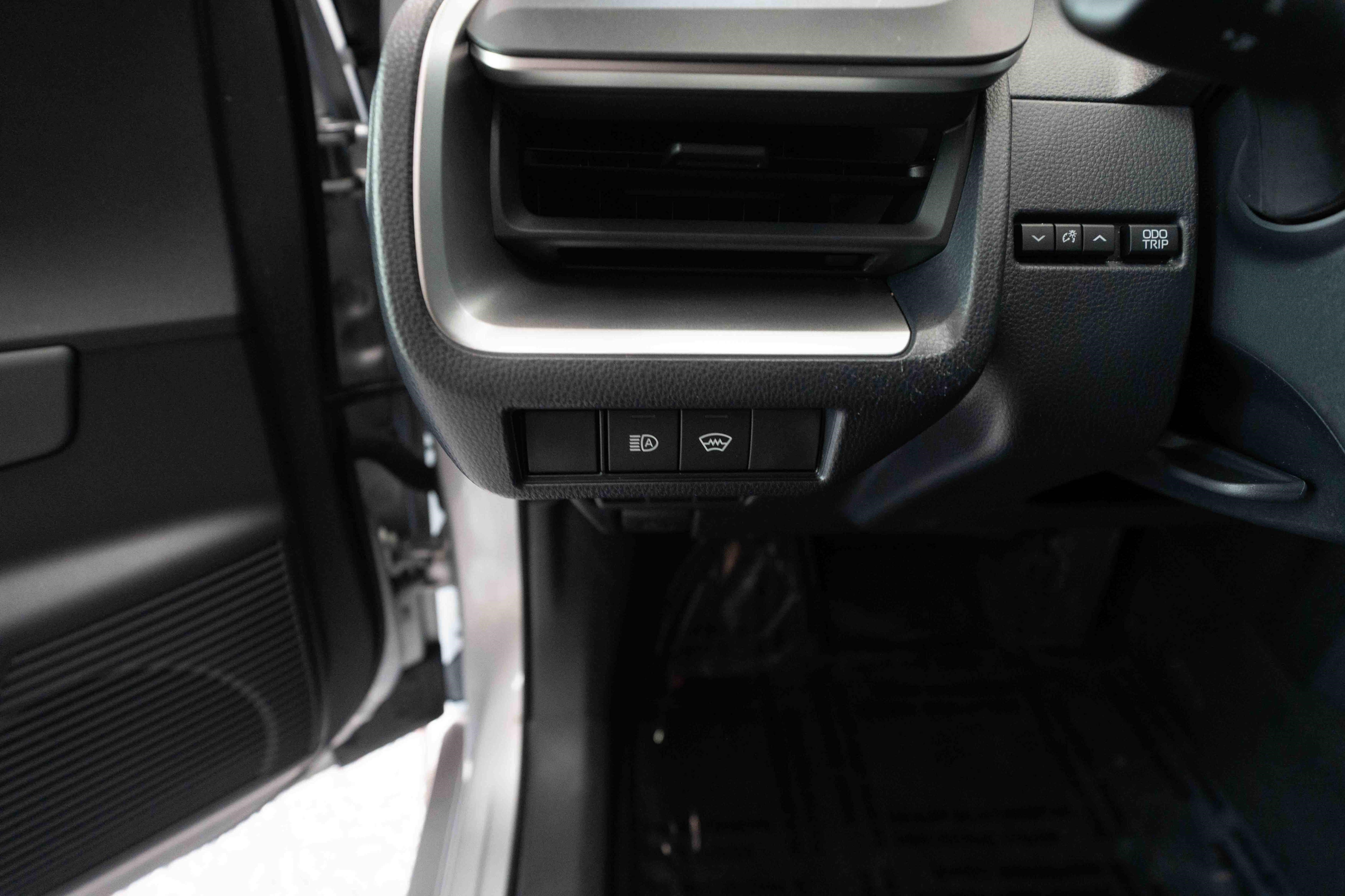 Used 2025 Toyota Prius LE FWD image 11