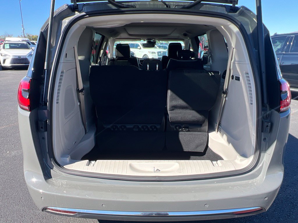 Used 2023 Chrysler Pacifica Limited w/ Uconnect Theater Family Group FWD image 11