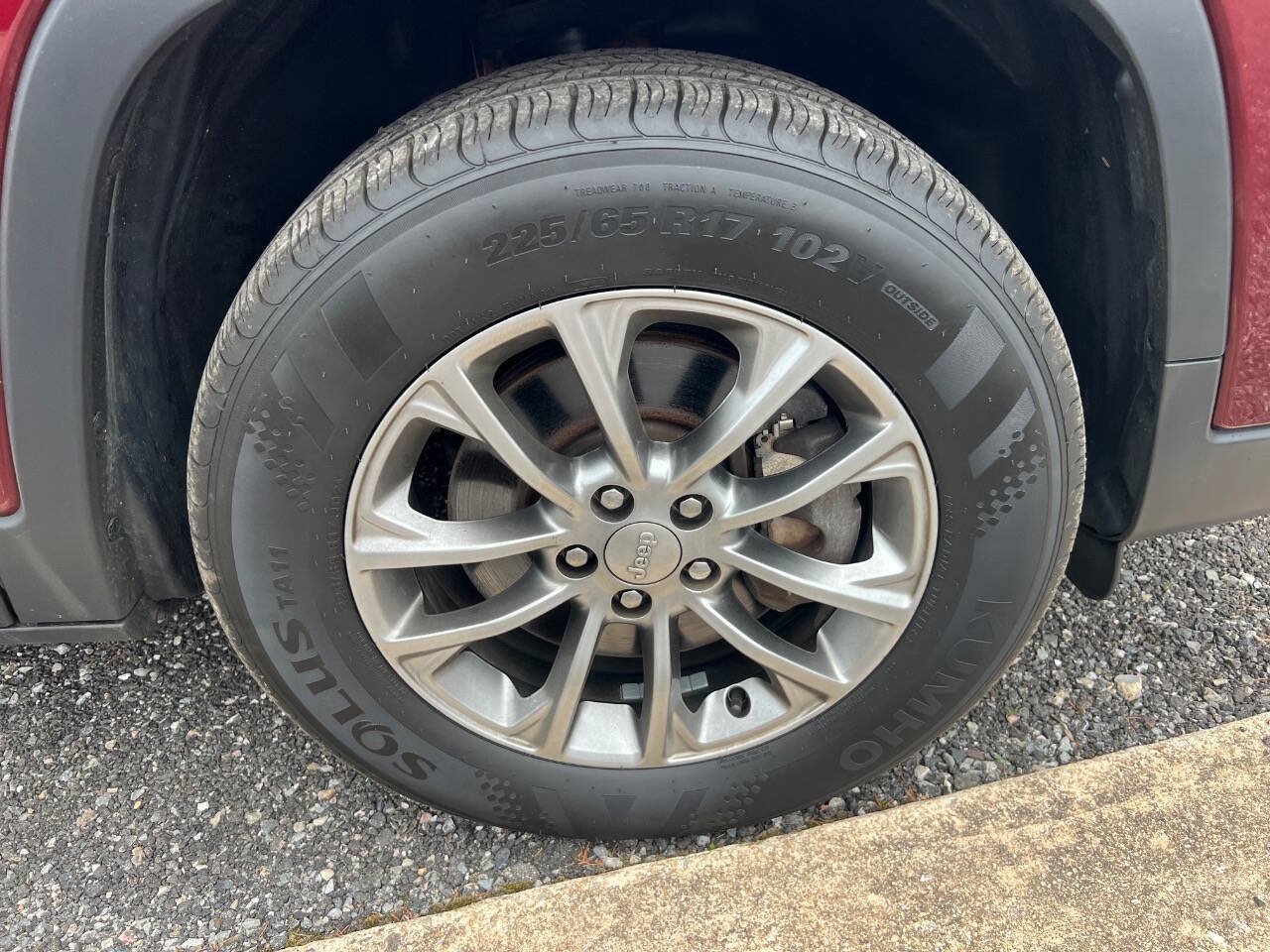 Used 2019 Jeep Cherokee Latitude Plus w/ Cold Weather Group AWD/4WD image 31