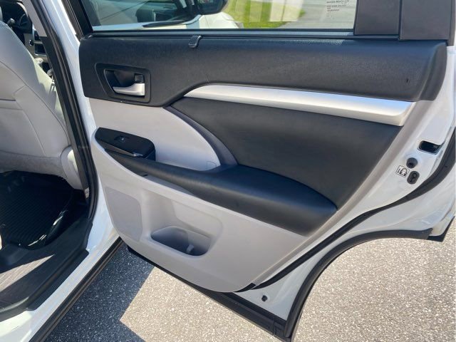 Used 2019 Toyota Highlander XLE image 27