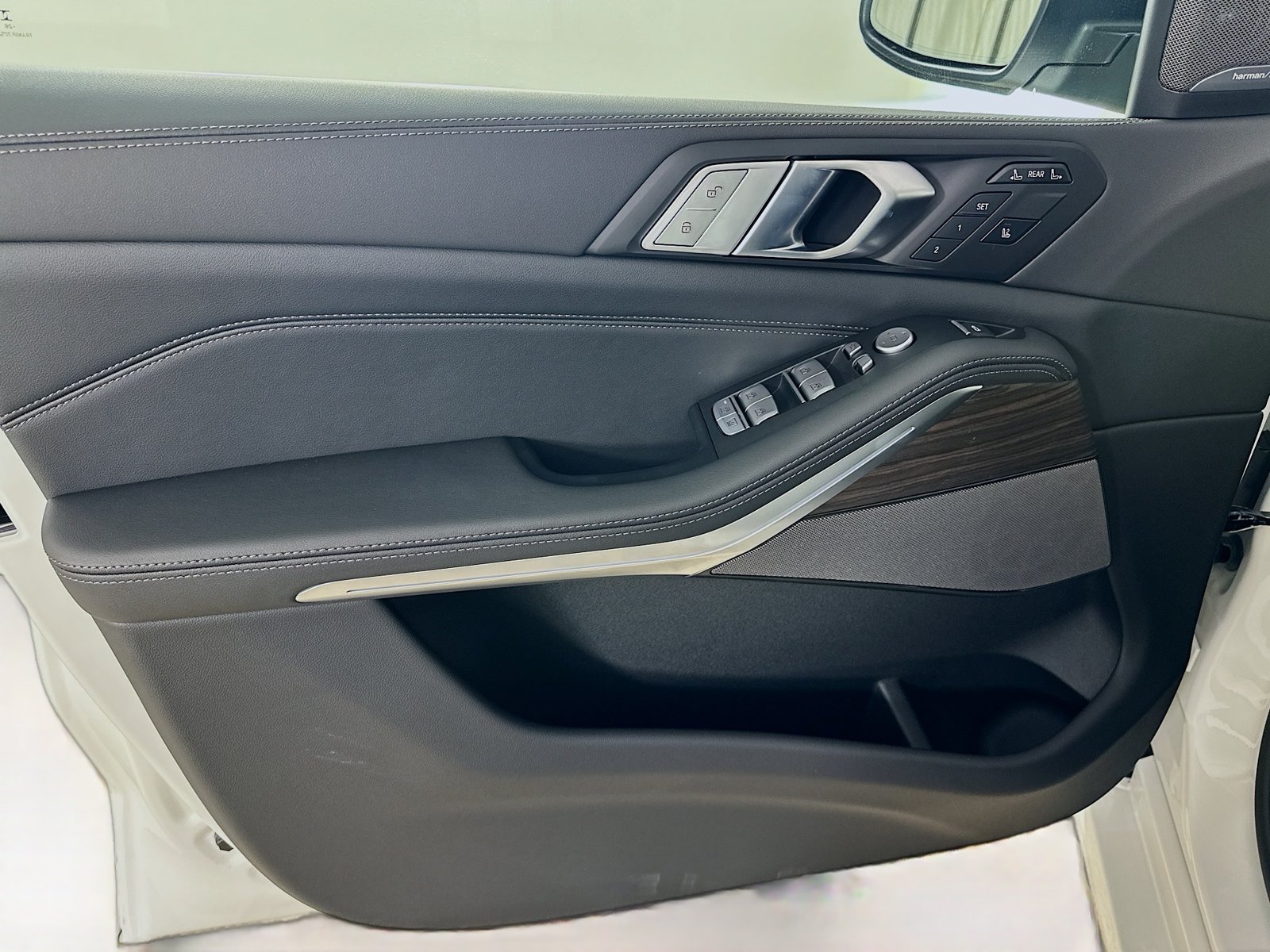 New 2027 BMW X7 xDrive40i w/ Premium Package AWD/4WD image 16