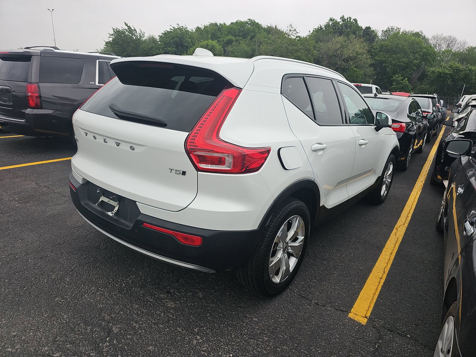 Used 2022 Volvo XC40 T5 Momentum AWD/4WD image 6
