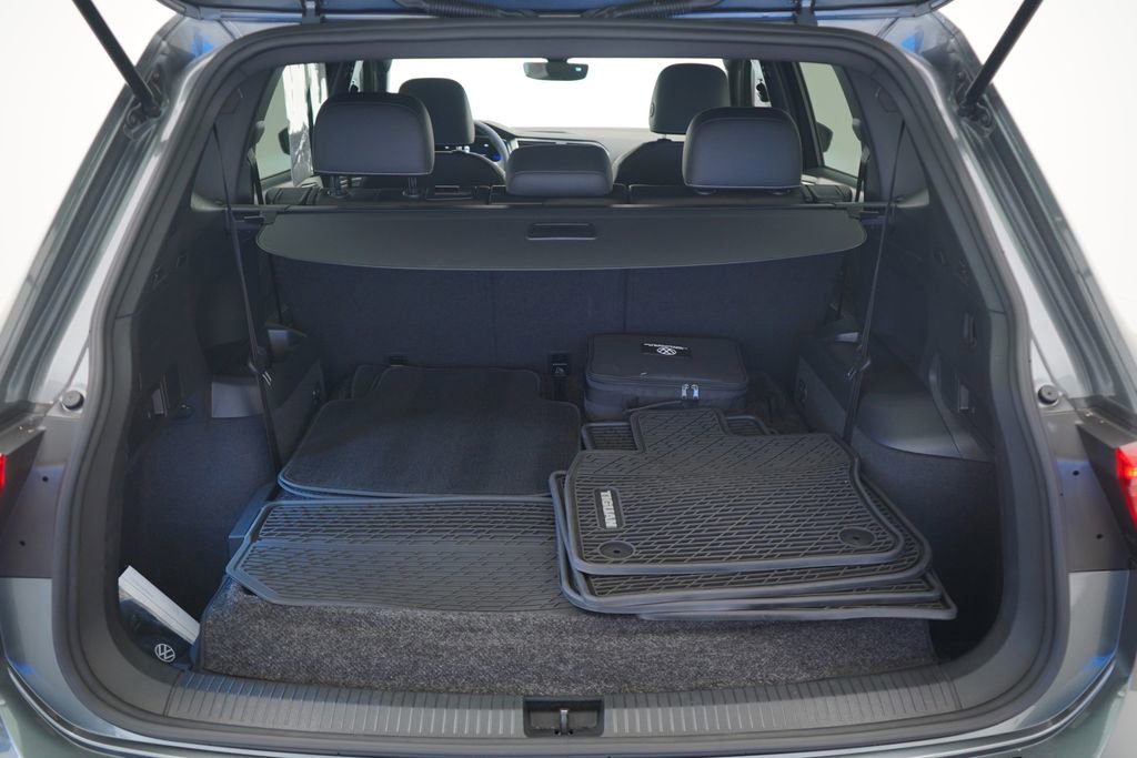 Used 2023 Volkswagen Tiguan SE R-Line image 12