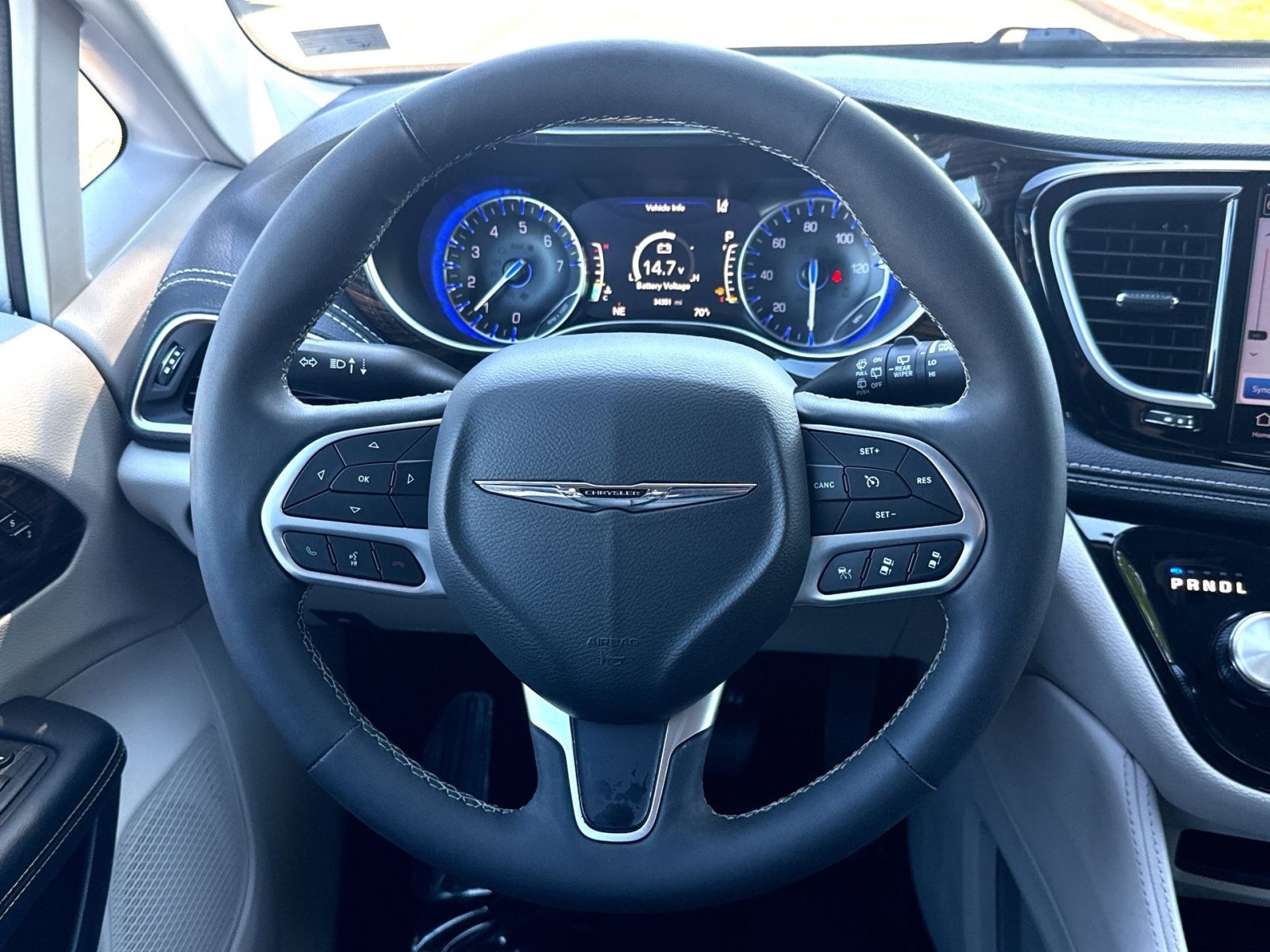 Used 2024 Chrysler Pacifica Limited FWD image 16