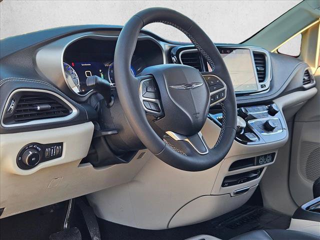 Used 2023 Chrysler Pacifica Touring-L w/ Uconnect Theater Family Group AWD/4WD image 10