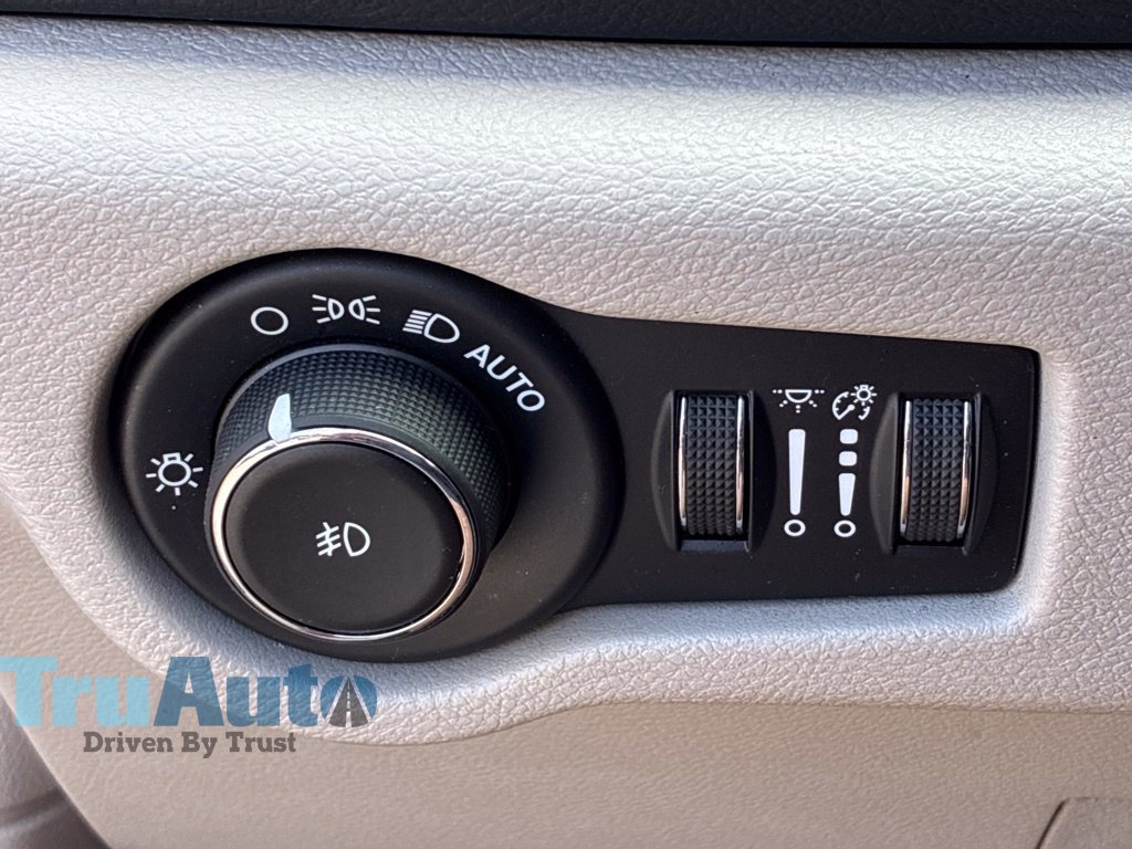 Used 2020 Chrysler Pacifica Touring w/ Tire & Wheel Group FWD image 35