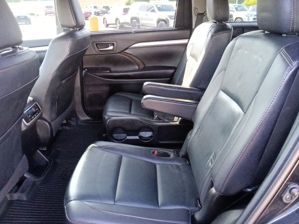 Used 2019 Toyota Highlander XLE AWD/4WD image 26