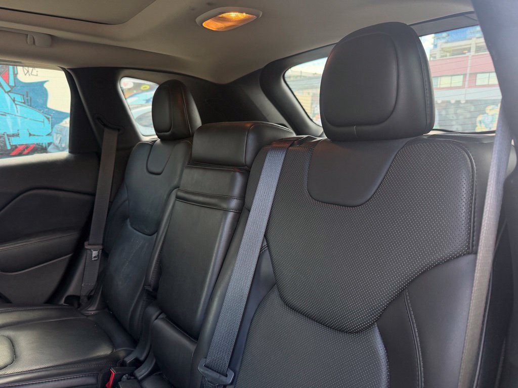 Used 2017 Jeep Cherokee Overland w/ Technology Group AWD/4WD image 15