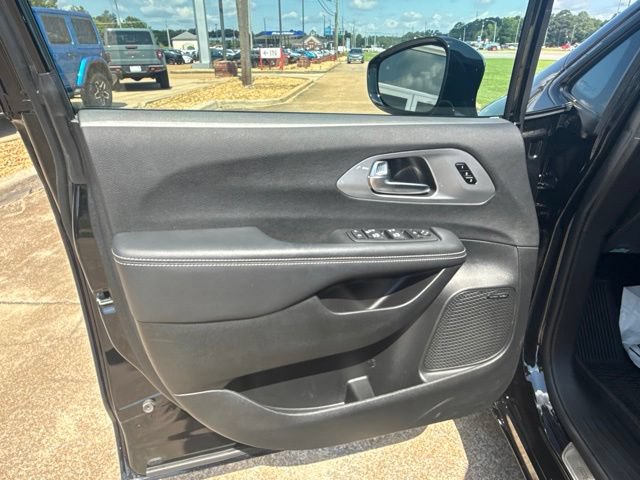 Used 2025 Chrysler Pacifica Limited w/ Uconnect Theater Family Group FWD image 11