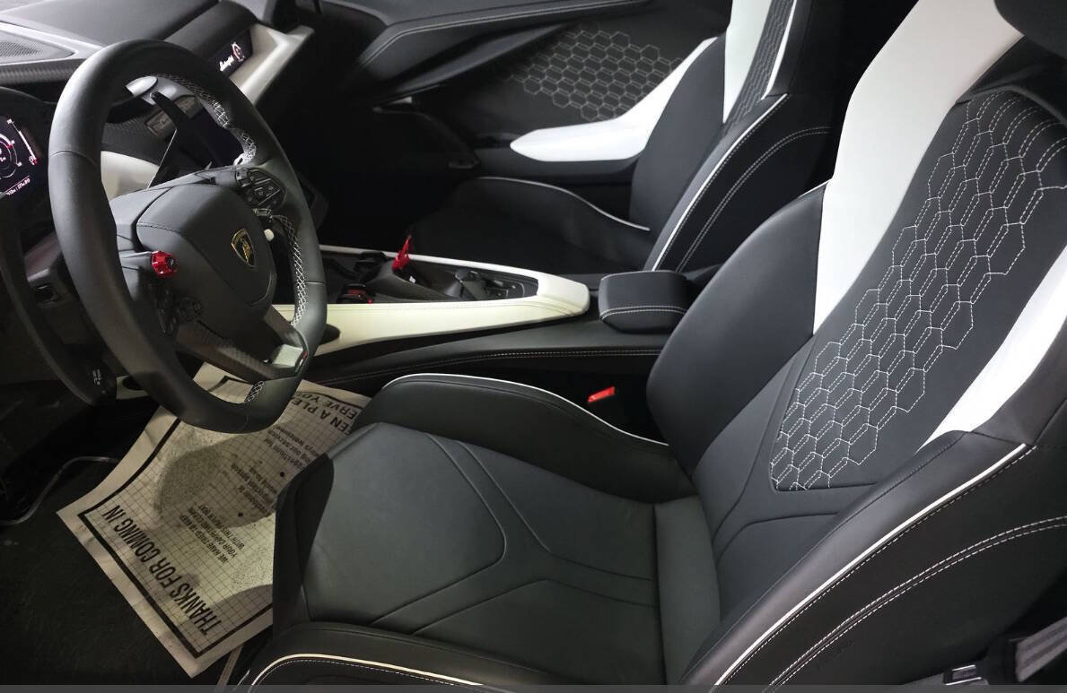 Used 2024 Lamborghini Revuelto AWD/4WD image 8