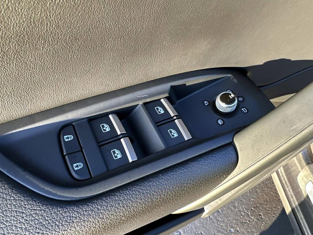 Used 2023 Audi Q5 2.0T Premium w/ Convenience Package image 13