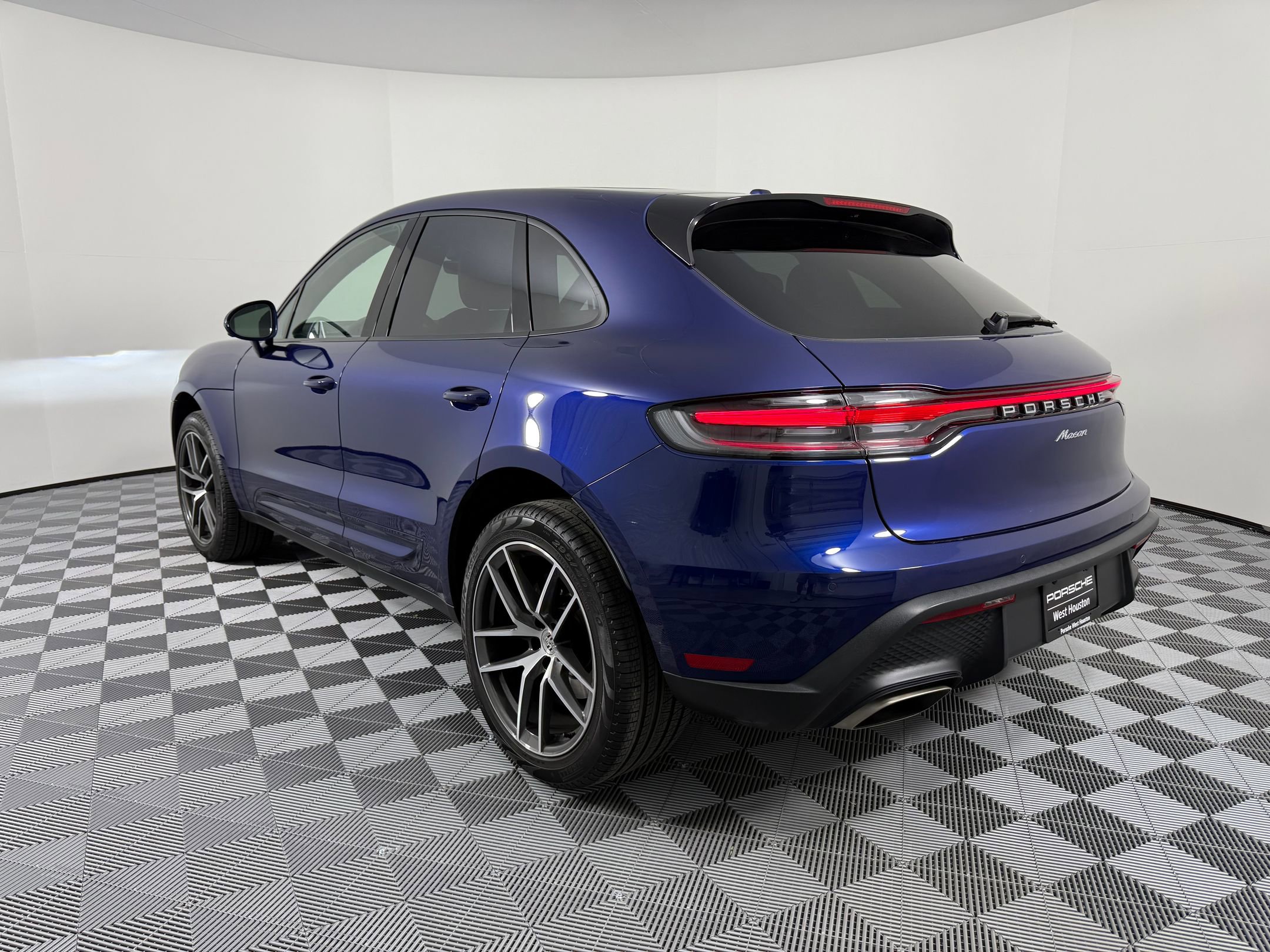 Certified 2025 Porsche Macan AWD/4WD image 3