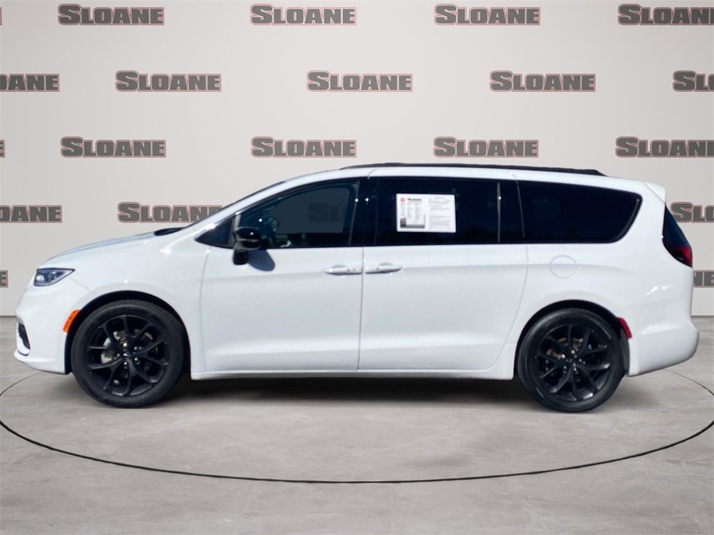Used 2025 Chrysler Pacifica Limited image 2